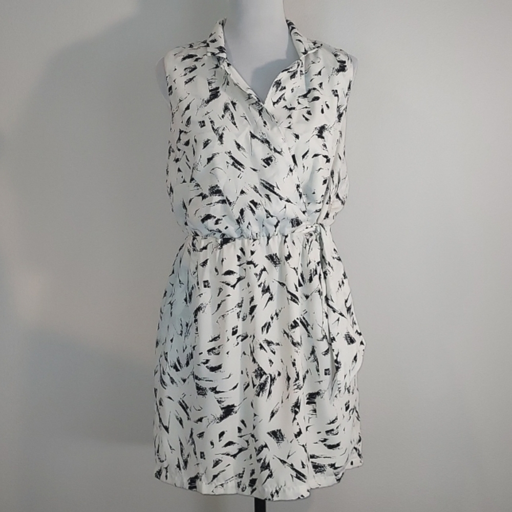 Forever 21 White Black Patterned Faux Wrap Dress w/ Pockets Size Medium